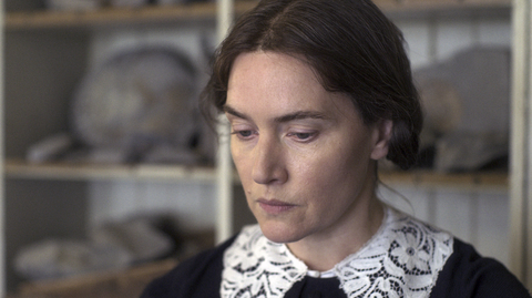 Discussion: Not another lesbian period drama!