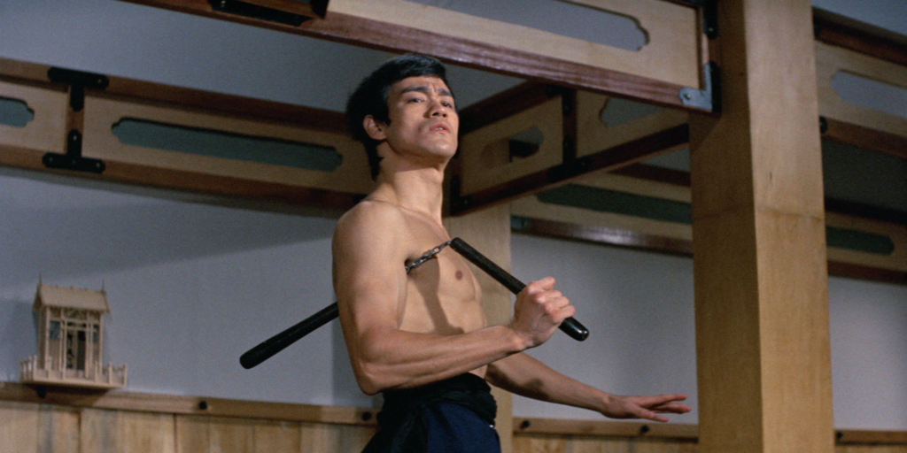 Bruce lee красноярск. Брюс ли кулак ярости 1972. Кулак ярости Джеки Чан Брюс ли. Брюс ли нунчаки. Брюс ли фото.
