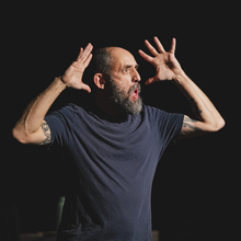 An image of the artist Jonny Cotsen mid performance. 
