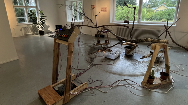 An image of the exhibition Mud Machine by Paul Granjon. 